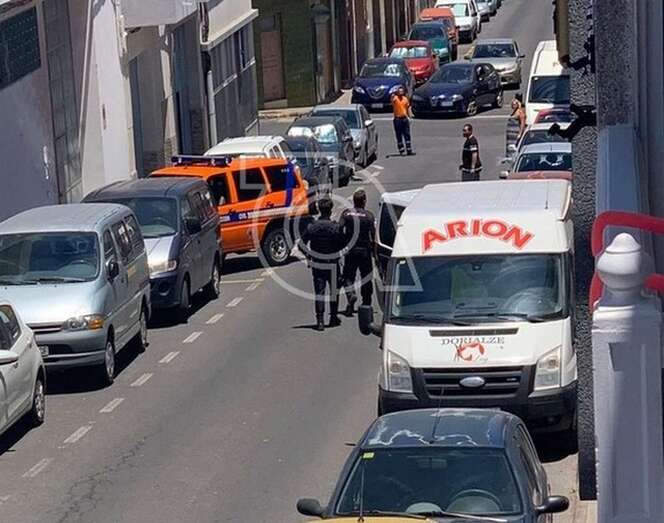 Efectivos de Protección Civil y Policía Nacional en la calle donde se produjo el incendio (Foto TA)
